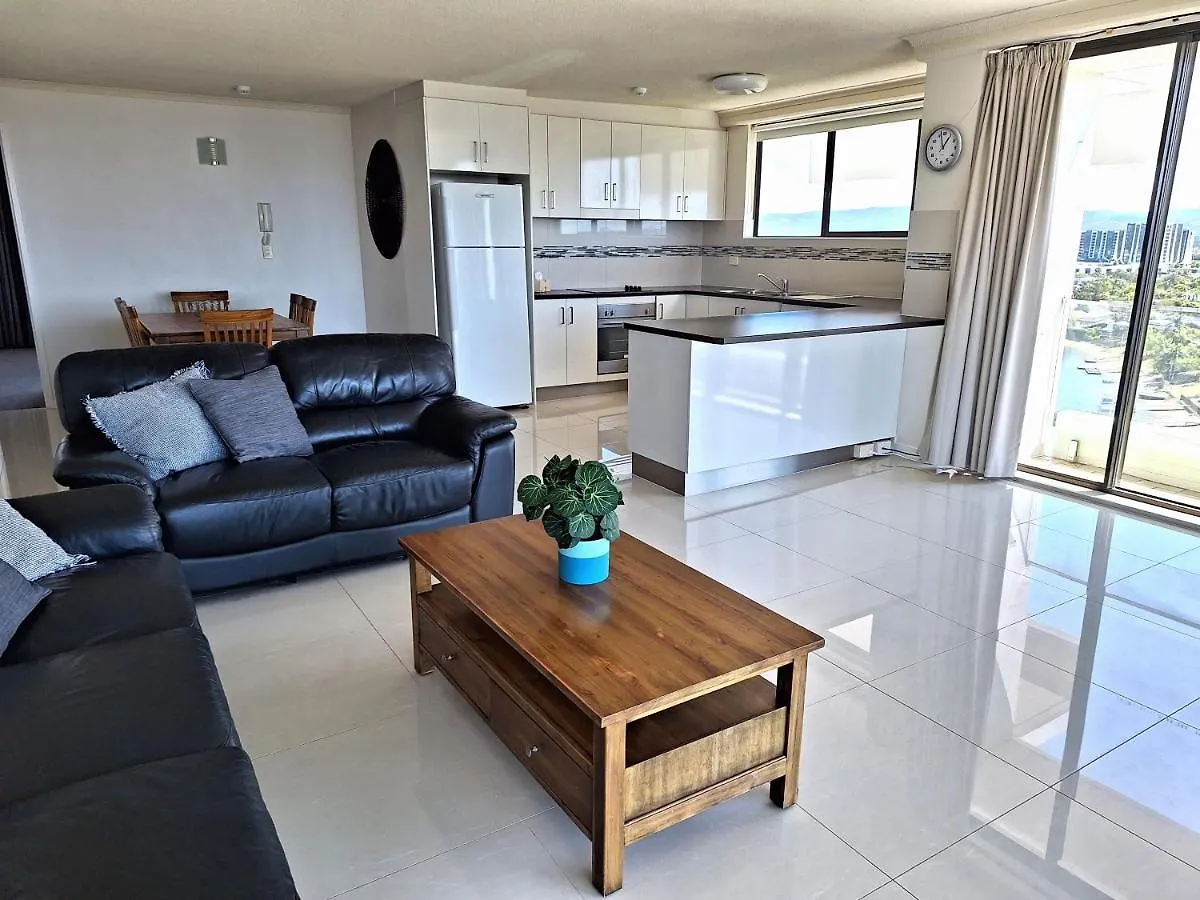 Supa Sized 3 Bedroom 2 Bath Gold Coast 0*,