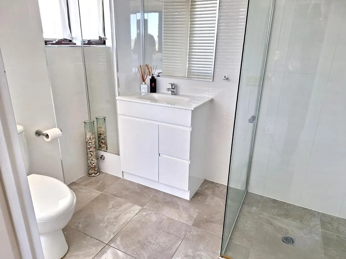 Supa Sized 3 Bedroom 2 Bath Gold Coast 0*,